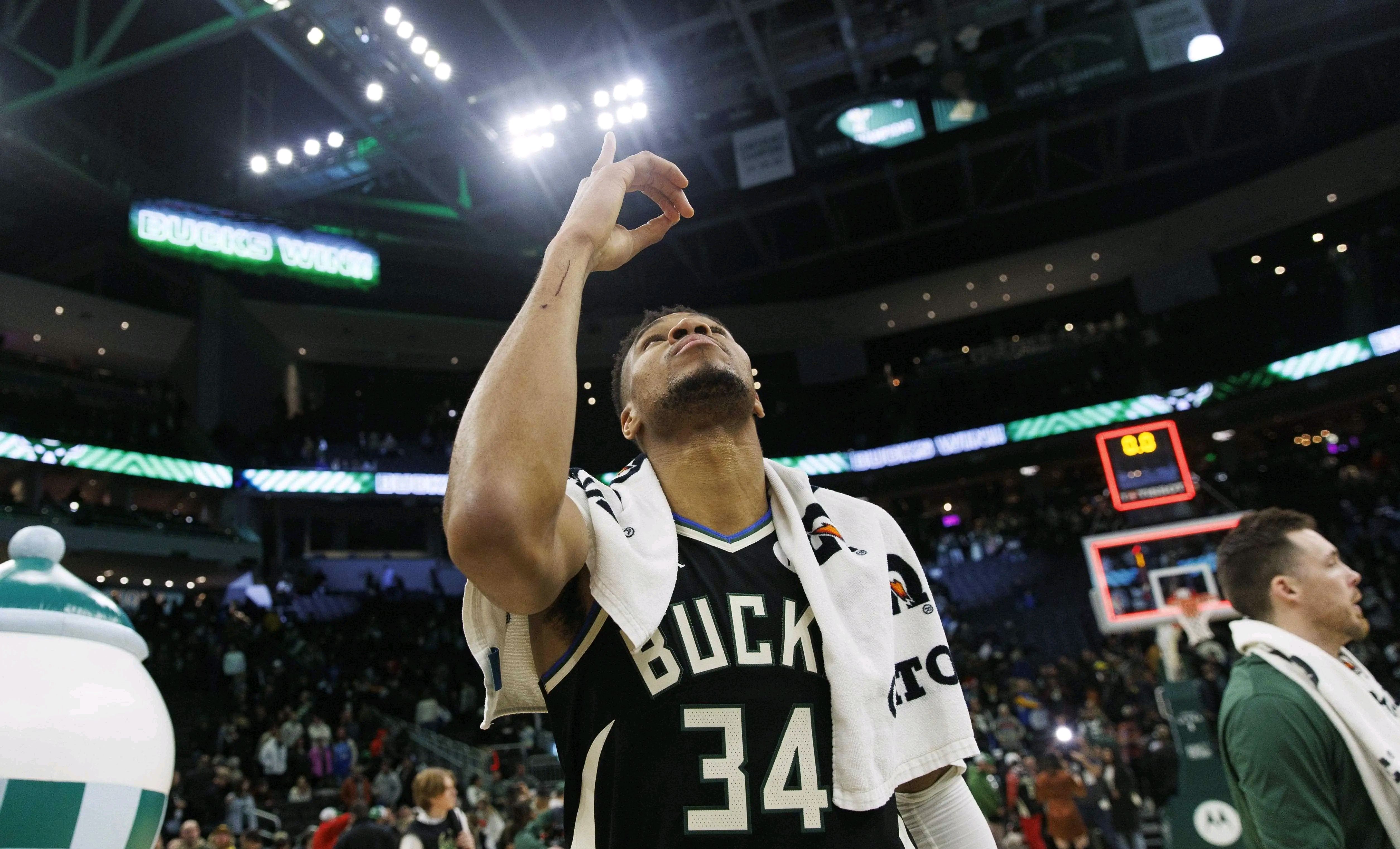 勇士绝杀时刻，掘金点燃赛场，字母哥迎来胜利！